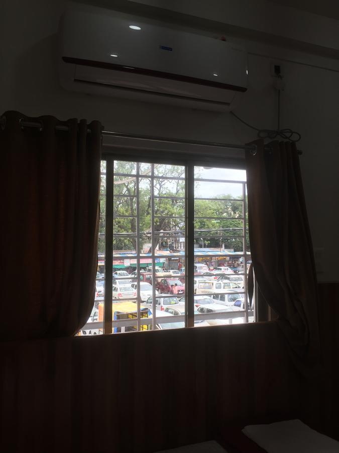 Hotel Joshi Yatri Niwas à Kolhapur Extérieur photo