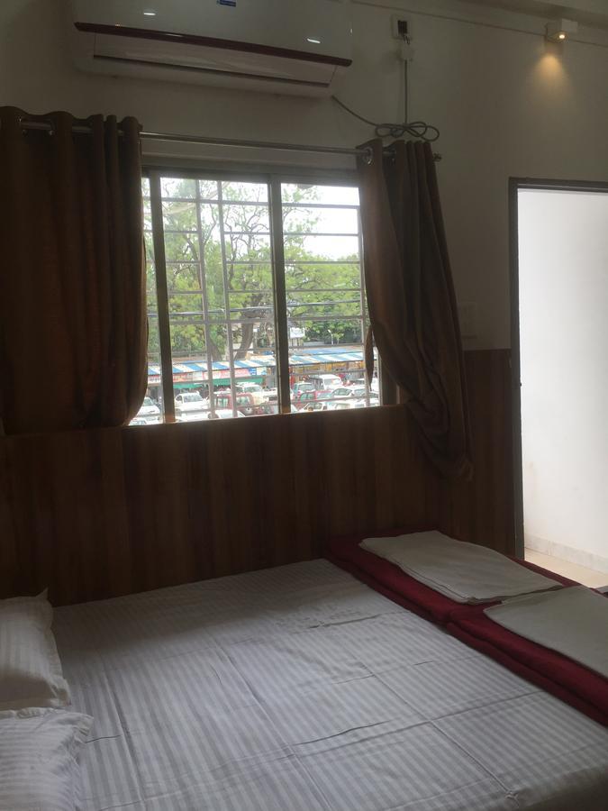 Hotel Joshi Yatri Niwas à Kolhapur Extérieur photo