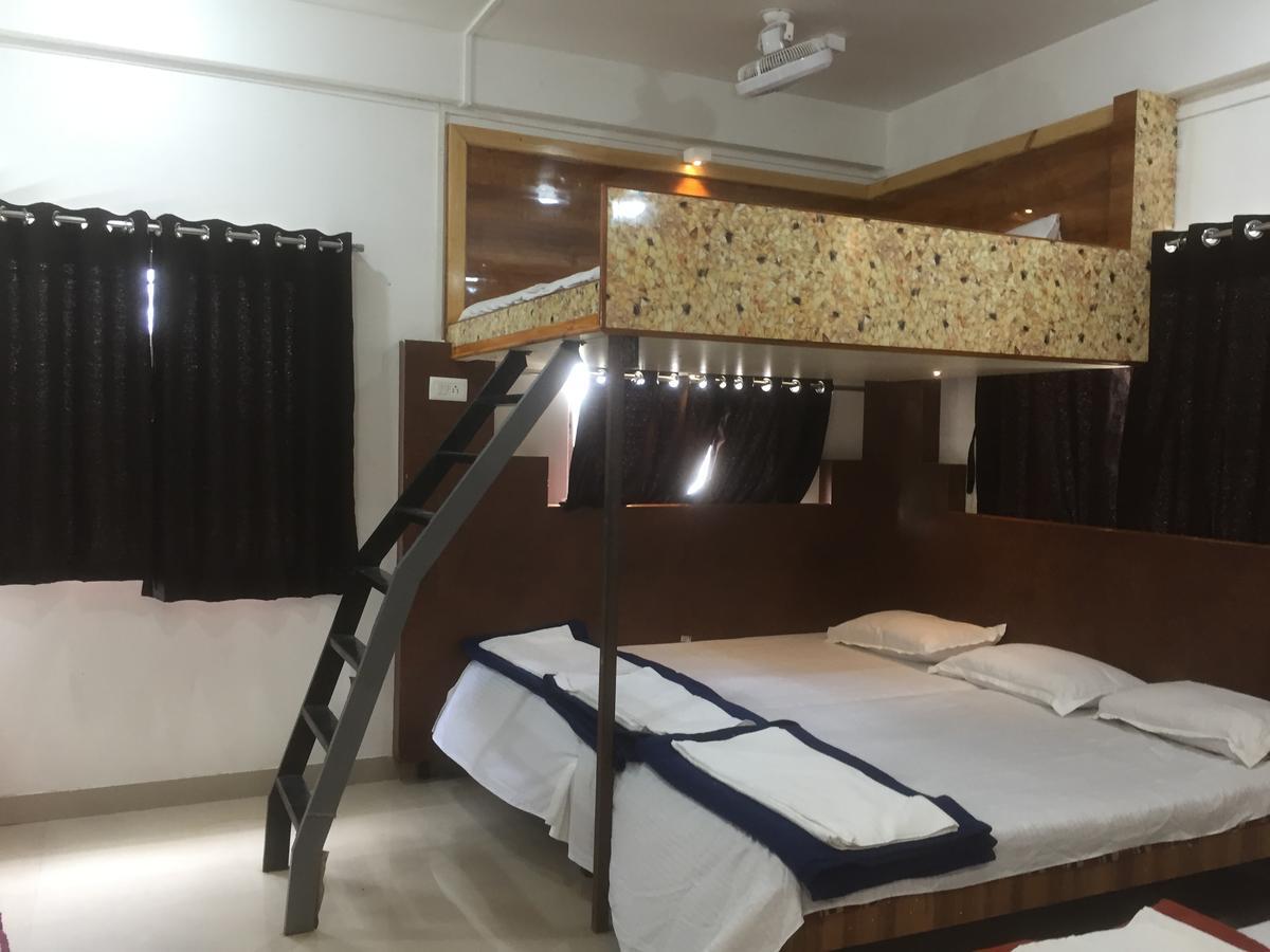 Hotel Joshi Yatri Niwas à Kolhapur Extérieur photo